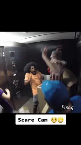 Scare Prank in the elevator 😬😁 #prank #scarecam #funny #reaction #elevator 