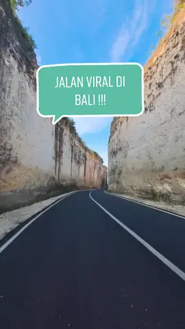 Jalan viral dibali guys!!! bukan karena jalanya rusak ya wkwk, tapi karena jalan ini eksotik banget 😍 ada diantara tebing kapur yang dibelah dua bikin jalan ini intagramable banget!! 📍lokasinya ada di pantai batu barak, ungasan  #bali#ungasan#pantaitanahbarak#viral#fyp#explorebali 
