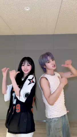 #SHALALA_Challenge With #KARINA 🐈‍⬛   #TAEYONG #태용 #SHALALA #샤랄라 #NCT #NCT127 #TAEYONG_SHALALA #aespa #æspa #에스파 #카리나 @TAEYONG LEE @aespa official 