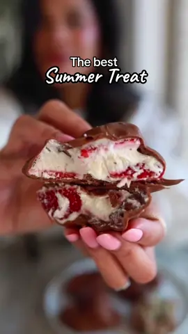 These are the best frozen summer treats!@misslizheart  #frozenyogurt #chocolatecoveredstrawberries #chocolate #strawberry 