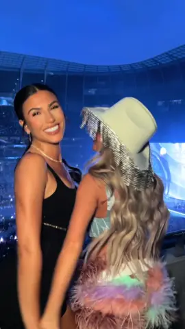 Better late than never but come Beyonce with meeee!! 🐝🐝🐝 Buy 1 get 2nd half price on all @tanologsttan @superdrug 💘💘