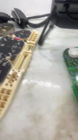 Procedimento de reparo em painel de instrumentos de uma BMW 2001#BMW#autoinjetronic 