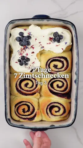 Was ist eure Lieblingsfrucht?🍓🫐🥝 Blaubeer Schnecken🫐🐌 Mehlkochstück: 20g Mehl 100g (Hafer-)Milch Hauptteig: Mehlkochstück 380g Mehl  50g Zucker 12g frische Hefe 130ml (Hafer-)Milch 85g weiche Butter  1 Ei 6g Salz 2TL Vanilleextrakt Füllung: 200g Tiefgefrorene Blaubeeren 80g Zucker 1 Schuss Zitronensaft Frosting: 50g Frischkäse 100g Sahne 30g Puderzucker 1. Für das Mehlkochstück das Mehl zusammen mit der (Hafer-)Milch in einen Topf geben und unter ständigem rühren erhitzen bis eine Puddingartige Masse entsteht. Das Mehlkochstück jetzt abgedeckt im Kühlschrank auskühlen lassen. 2. Die Zutaten für den Hauptteig AUSSER die Butter in eine Schüssel geben und 5 Minuten zu einem glatten Teig verkneten. Daraufhin die Butter in kleinen Stücken dazugeben und mindestens 5 Minuten weiter kneten.😋 3. Den Teig abgedeckt 3-4 Stunden ruhen lassen, bis er sich im Volumen verdoppelt hat.🧑🏼‍🍳 4. Den Ofen auf 180°C Umluft (200°C Ober-/Unterhitze) vorheizen.🔥 5. Für die Füllung alle Zutaten in einem Topf für etwa 10 Minuten einkochen. 6. Den Teig auf etwa 1 cm dicke ausrollen, mit der Füllung bestreichen und einrollen. Dann in Zimtschneckengröße schneiden. (Geht am besten mit einem Faden) 7. Die Schnecken in eine große Auflaufform geben und nochmals 45 Minuten abgedeckt ruhen lassen.😴 8. Die Schnecken nun für etwa 25 Minuten auf mittlerer Schiene in den Backofen geben.(Tipp: Ein Schuss Milch in der Form lässt die Schnecken noch fluffiger werden) 9. Währendessen ein Frosting aus Frischkäse, Sahne und Puderzucker aufschlagen! 10. Die Fertigen Schnecken etwas auskühlen lassen und mit dem Frosting bestreichen. 11. Jetzt ANRICHTEN UND GENIESSEN! #einfacherezepte #blaubeeren #blaubeerschnecken #zimtschnecken #foodtrend 