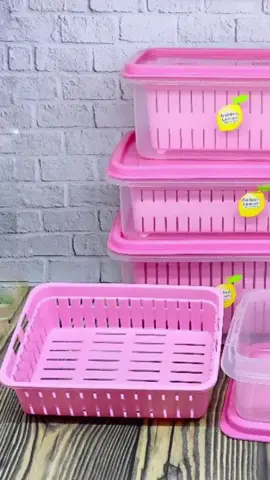 Rekomendasi Tempat Penyimpanan Makanan plus saringan, wajib punya bu ibu, warna nya yang pink bikin kulkas kamu tambah cantik #tempatpenyimpanan #tempatpenyimpananmakanan #tempattirisansayur #fypシ 