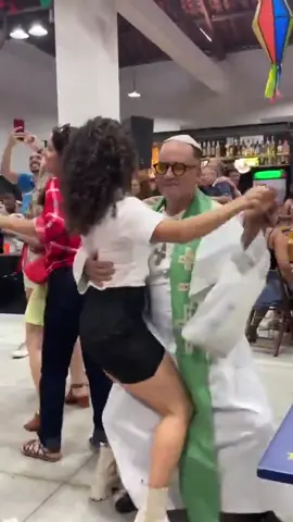 #DigitalTM l Un video compartido en redes sociales ha causado gran polémica entre los seguidores de la religión católica al ver bailar apasionadamente a un sacerdote con una mujer en una fiesta. En el imaginario colectivo, de gran parte de creyentes, tienen a los sacerdotes como una persona pulcra que no puede hacer este tipo de acciones. En el clip se puede ver a este cura entrepiernado con una feligresa, algo fuera de lo común, bailando una canción y en el momento que se percataron de que los estaban grabando siguieron danzando muy normal. 