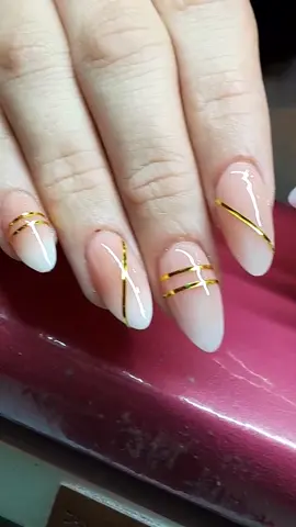 Miren lo que son estas esculpidas baby boomer clásicas solo que agregamos líneas doradas, les gusta?😍❤️‍🔥 #nails #viraltiktok #viral #viralnails #babyboomer #nails #dorado #uñas #parati 