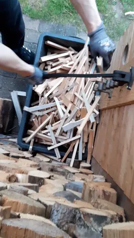 Making kindling quickly and easily 🤯🤯🤯 #kindeling #firewood #makingfirewoodfun #makingfirewood