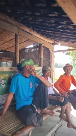 Ngopi sek lur☕ Disambi cerito kahanan bareng bolo😁 . . . 🔰CeritaAnakDesa #TikTokImpact #ceritaanakdesa #ceritaanakdesa_official #ngopibosss☕☕☕ #kopihitam #angkringan #warunglegend #petaniindonesia🇮🇩🇮🇩🇮🇩🌿🌿 #suasanakampung #wongjowo #suasanapedesaan #banjarnegara #bernostalgiabarengceritaanakdesa 