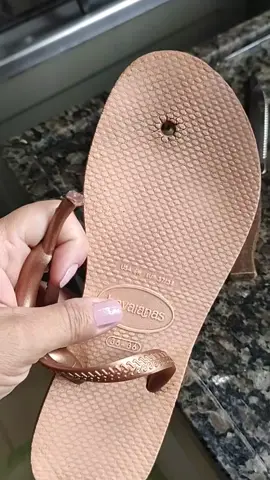Chega de gastar dinheiro com havaianas se dá pra consertar. #havaianas #correiraquebrou 