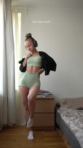 anyone else in the middle of exam season right now? 🫠 fresh green set by @DFYNE I‘M OBSSESSED 💚 code ISABEL to save $$ and support 🫶🏽 (advertisement) #morningroutine #studywithme #healthylifestyle  #unilife #studymotivation #productivemorningroutine #thatgirl #thatgirlaesthetic #rippedfam #healthyliving #FitnessLifestyle #studytok #morningmotivation #fypシ 