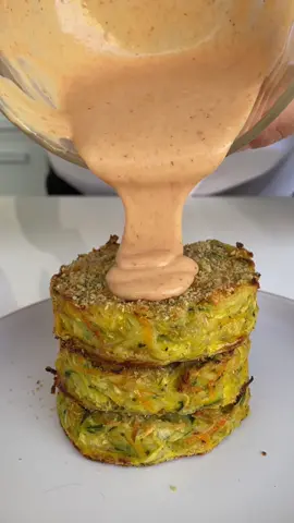 Placuszki warzywne z sosem kokrajlowym i krewetkami. Skladniki : 1 duży ziemniak 1 marchewka 1 cukinia cebulka 1 jajko sól pieprz 2 łyżki sera ( parmezan) 2 łyżki skrobi ziemniaczanej opcjonalnie bułka tarta  #placuszki #pinksauce #warzywa #krewetki #obiad #obiadydomowe #przekąska #przepis #przepisy #kuchniapolska #jedzenie #gotowanie 