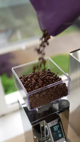 Eureka Mignon Libra ⚖️💫📸 . We have been testing this grinder for a while and we can say that it is truly a reliable 