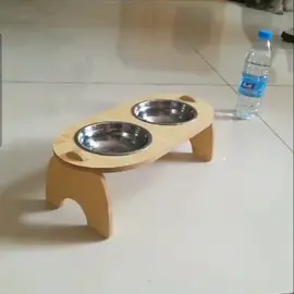 ชามอาหารสุนัข ชามอาหารแมว สแตนเลส 2 หลุม ขาตั้งไม้ แบบยกสูง มุมเอียง 15 องศา ช่วยให้สัตว์เลี้ยงทานอาหารง่ายขึ้นลดการสำลัก #ชามอาหารหมา #ชามอาหารแมว #ชามอาหารสัตว์เลี้ยง 