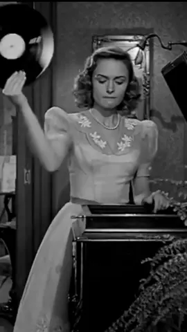Donna Reed in ‘Its a wonderful life’ (1946)🎼 #oldhollywood #scene #movie #oldmusic #donnareed #film #fyp #itsawonderfullife #vintage #1940sfashion #vintagefashion #foryoupage #mood #1950sfashion #oldfilm #oldhollywoodglam #1960sfashion #jamesstewart #lionelbarrymore #dress #retro 