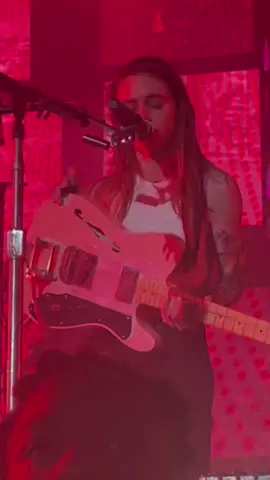 julien baker appreciators unite!!! #boygenius #julienbaker #phoebebridgers #lucydacus #anticurse #boygeniusasheville 