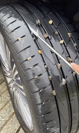 It’s easy to clean rocks out of tire cervices.🥰🥰🥰#caraccessories #carcleaner #carclean #cartier 