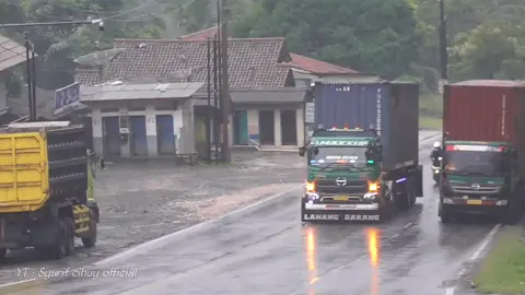 A Gahni Di Buat Panik Nih di Tanjakan Gentong Saat Jalan Licin 😁🤭🙏 #hino500 #maxxis 