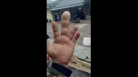 chinese_man_shows_off_his_massive_middle_finger-617v923k4i6b1