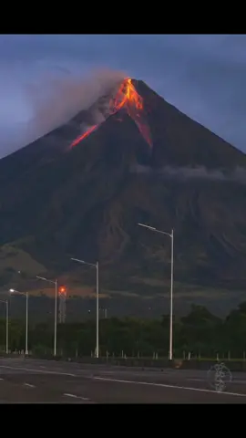 MAGAYUNON KA ✨🌋 #mtmayon #mtmayonvolcano #lava #volcanic #volcaniceruption 