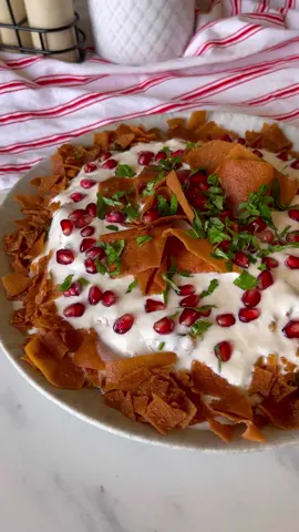 فتة ورق العنب😍 Vine leaves fatteh😍 المقادير ١/٢ كلغ ورق عنب بصلة ٢ حص ثوم ٢ كوب رز مصري ١ بندورة ١ م. ك. رب بندورة ماء ١/٢ كوب بقدونس ١/٣ كوب دبس رمان عصير حامضة ملح فلفل اسود ١/٢ م. ص. قرفة ١ م. ص. نعنع يابس ١/٢كلغ لبن او زبادي ٢ م. ك. طحينة حص ثوم ٢ م. ك. عصير حامض ملح Ingredients 1/2kg vine leaves 1 onion  2 garlic cloves 2 cups Egyptian rice  1 tomato  1 tbs tomato paste Water to cover them 1/2 cup parsley 1/3 cup pomegranate molasses 1 lemon, juiced Salt and pepper to taste 1/2 tsp cinnamon  1 tsp dry mint 1/2kg yogurt 2 tbs tahini 1 small garlic clove 2 tbs lemon juice Salt to taste #fyp #fatteh #vineleaves 