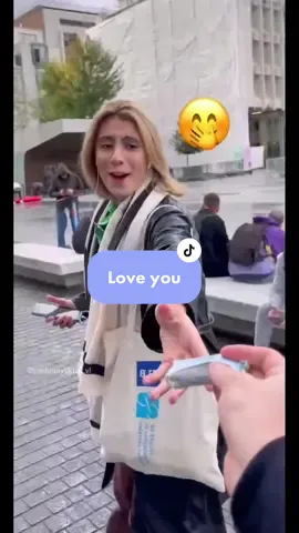 Lan toả một chút yêu thương để thế giới tốt đẹp hơn 🥰 #xuhuong #xuhuongtiktok #funnyvideos #funny #tiktokgiaitri #trendingvideo #videovui #trendingtiktok #tiktokfrance #viral #kysuduongpho #langthangduongpho #thuthach #thulong #vlogs #Vlog #giaitri #nangluongtichcuc💪🍀 #nucuoibatngo #Love 