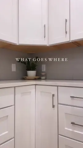 Keep it round! 🍳 Large round items are best suited for a corner cabinet. #kitchenhacks #organization