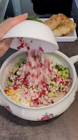 Okroschka russische kalte Sommersuppe/Окрошка  4	Ei(er) 3-4 Pellkartoffeln ½	Salatgurke(n) 1 Bund	Radieschen 150 g	Fleischwurst, Schinkenwurst oder andere Wurstsorten Kräuter, frische (Petersilie, Dill) 400ml Sahne oder Kefir  1 Liter	Mineralwasser kalt  Zitronensaft  Salz und Pfeffer,  Frühlingszwiebel(n), gehackte Okroschka kalt genießen.