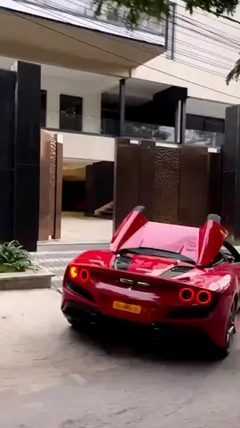 Spilkan.. depan rmh.sultan # Ferarri  #mobilferarri 💥💯🔥🔥