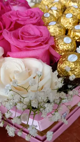 este hermoso arreglos de flores, amamos cuandos nuestros clientes nos dejan inspirarnos #cajasconflores #anchetassorpresa #detallesparamujer #detalles_que_enamoran #arreglos #arreglosflorales #desayunosorpresa 