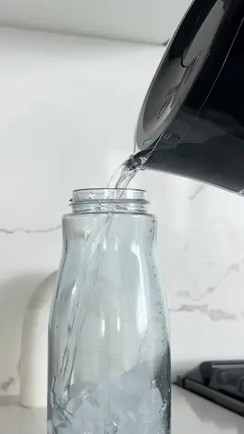 Hydrate inside & out babes. Wearing  @Gymshark adapt fleck leggings & that  new barrel bag🔥👀