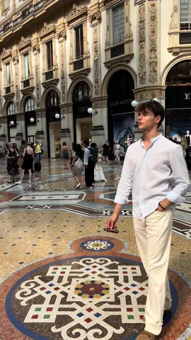 Walking in Milan #viral #foryou #boy #miquelmelero 