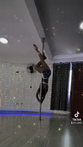Mais um mood de sábado, tentando aperfeiçoar as técnicas na barra giratória 😙😍 Ps: parece fácil mas não é 😮‍💨 #treino #treining #polefitness #poledance #pole #combo #flexibility #flex #força #tecnicas #dança #pdmartini #pdgemini 