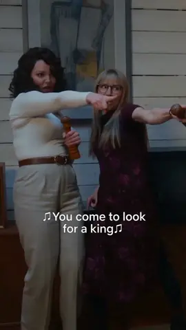 ✨ Quando Kate e Tully entram na pista, a magia acontece! Revivendo os momentos emocionantes de Firefly Lane ao som de 'Dancing Queen'. Essa amizade é para sempre! 👯‍♀️ ✨ Baseada no best-seller mundial de Kristin Hannah, autora de 