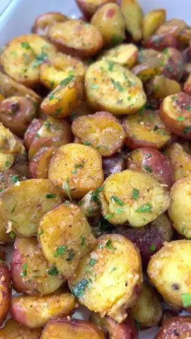 Si tienes planeado preparar parrilla, pollo al horno, chicharrón, pescado o cualquier tipo de carne, estas papitas al limón serán tu mejor complemento! En un chorrito de aceite coloca 2 cucharadas de mantequilla, 4 dientes de ajos bien picados y vamos a dorar. Añadimos 1 kilo de papas sancochadas, que pueden ser blancas, negras, rosadas, la que más te guste cortadas en trozos o papitas tipo coctel. Dejamos que dore a fuego bajo y agregamos sal al gusto, páprika para darle un toque de color, perejil picado y el zumo de un limón. Más fácil imposioble! #papas #entradas #diadelpadre #recetafacil #lasrecetasdeyomadre 
