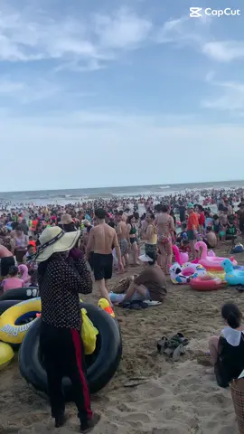 Tắm trong biển người.bãi biển đông nhất khu vực miền bắc 🥹🥹🥹