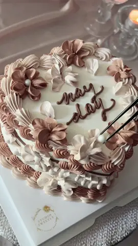 Floral vintage heart piping  #cakepiping #vintageheartcake #buttercreamcake #nyc #floralcake #fyp #studiosweetly #birthdaygirl #caketok #vintagepiping 