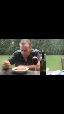 #CapCut #sinsentido #dolor #musica #triste #tristeza #hombre #comiendo #comer #bajo #la #lluvia #sopa #vino #tranquilo #relajado #absurdo #escuchar #plantilla #largo #video #wtf #WTF #fyp #fupシ 