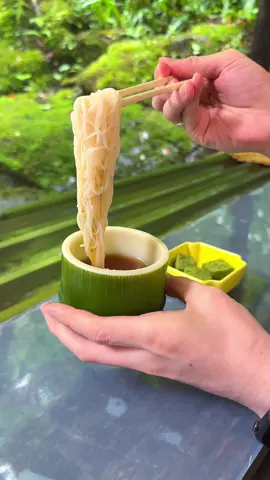 夏の時期だけ京都の川床で楽しめる流しそうめん🎋 自然に囲まれて川の流れの音を聞きながら食べる冷たいそうめんは絶品！ ピンクのそうめんが流れてきたら終了の合図だった！ 📍京都「貴船ひろ文」 #京都グルメ #京都 #流しそうめん #kyoto #japanesefood 