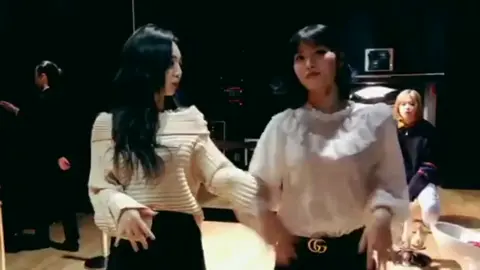 Nayeon and Momo dancing bboom bboom #twice #nayeon #momo #jeongyeon #twicenayeon #twicemomo #twicejeongyeon #twicenamo #namotwice #namotwicemoments #2yeon #2yeontwice #twicebestgg #momolandbboombbommm #twicedance #twiceoldvideos #twicefunnymoment #kpopfyp #twicefyp 