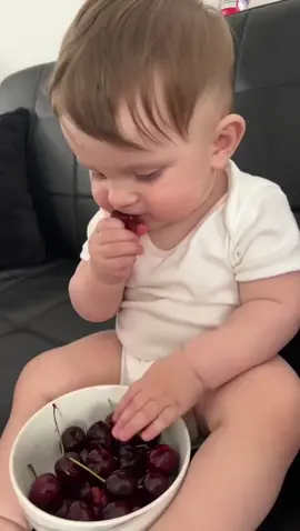 danutu eating cherries #cutebabymoment #cutebaby #babyeating 
