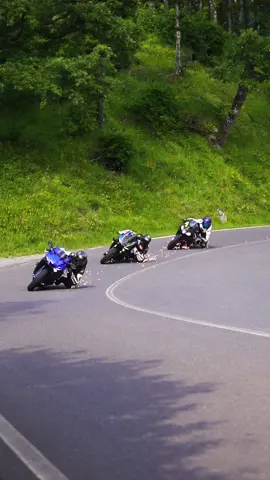 OH SHIT 🔥🫢 #yamaha #yamahar1 #yamahar1m #aprilia #apriliarsv4 #aprilia #trio #trios #elbowdown #fire #viral #friends #friendshipgoals #neiperte #motorcycle 