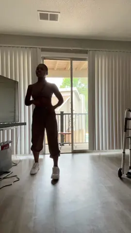 😂😂😂 she know the dance 