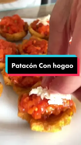Patacón con hogao 😋 pa compartir en familia👌🏻 y tú cual prefieres el plátano verde o maduro?  #viral #Receta #cocina #patacon #platano #platanoverde #hogao 
