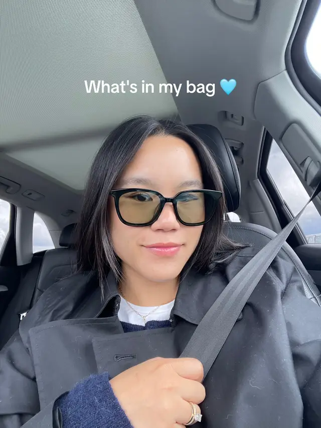Whats in my bag 🖤 #staudalecbag #baggu #sezane #ganni #romnd #gentlemonster 