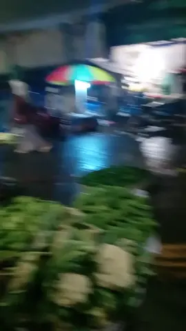 suasana pasar lawang saketeng sehabis hujan di malam hari