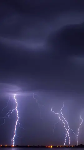 #CapCut صوت رعد مخيييف سبحان الله العظيم أكمل الفيديو تصميمي 😭😰🌩️⛈️ #أكتب_شيئ_تؤجر_عليه✍️ #القارئ_ياسر_الدوسري #قران #fypシ #f23 #قران #قران_كريم #خشوع 