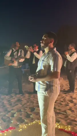 Mi hermano se comprometio 😍♥️🥹🥰.  10 años y esta historia continua 🥹✨✨♥️. #propuestadematrimonio #futurosesposos #pedidademano #mimayoranhelo #mazatlan #propuestas #pedidadematrimonio💍💏 #parati #fyp #mihermanosecasachallenge #pedidademanoenplaya #playa #romantic #llorodeemocion #llorodefelicidad #elamorinvencible #amorexiste #aniversario #diezaños #diezaniversario #viral #viralvideo 
