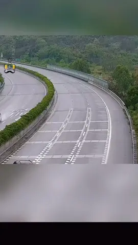 A tire with ideas.#dashcam #cars #caraccident #carcrash #viral #CarsOnTheRoad #funny #myfuntasticpayday 