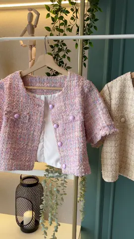 NAYEON BLAZER 🤩 Premium tweed mahal ada aksen gold mengkilap mewah abiss! Dalem full furing tidak gatal 👌🏻 Omg sumpah gemesin banget warna nya kutaktahan kalo ga checkout 🫠 #blazer #blazerwanita #blazerimport #blazertweed #tweedblazer #outermurah #outerwanita #outerwear #fashionkorea #koreastyle #koreafashion #supplierbajuimport 