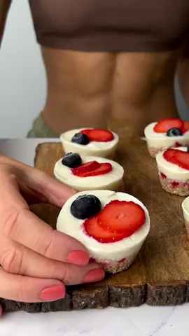 Frozen Oats Cup 4 🍓 If you're looking for a healthy snack to meal prep, you need to try this. All you need: - 1 cup oats - 1/4 cup honey - Strawberries - Bananas - Blueberries - Greek yogurt *Freeze for 1 hour. Save this goodness for later! #healthyrecipes #healthyrecipes #healthysnacks #easysnacks #dessertrecipe #desserttiktok 